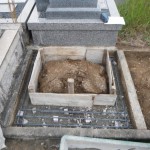 橿原市でお墓巻石の基礎工事にかかりました。