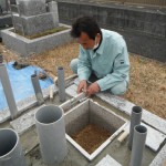 高田市営土庫墓地にて墓石工事に着手しました。