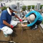 お墓の基礎工事に全力投球！