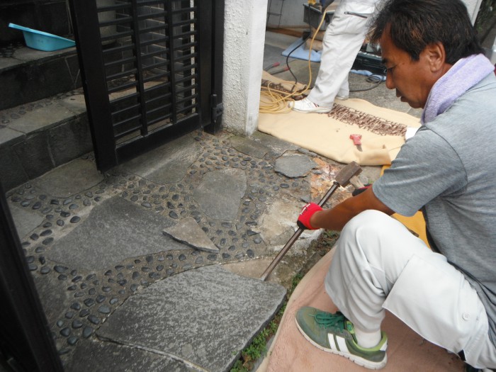 富田林市で玄関前の石貼りを張り替え工事に着手しました 奈良の墓石専門店 免震の特許技術で安心を石昭石材店