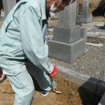 橿原市営香久山墓園も桜満開！雲一つない春の晴天で新規のお墓工事に着手しました。